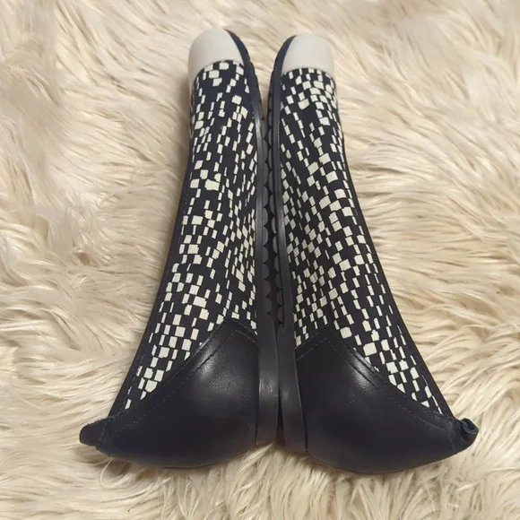 Munro Black and White Geometric Flats Sz 8 - Picture 3 of 7